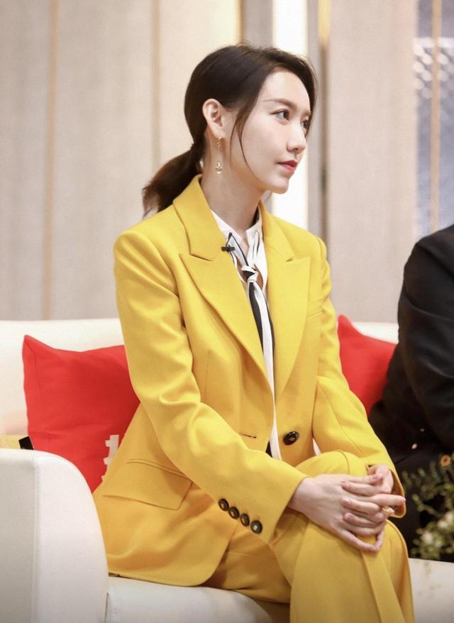 高露终于换风格,穿淡蓝色西装配印花衬衫,普通人没有这高级气场