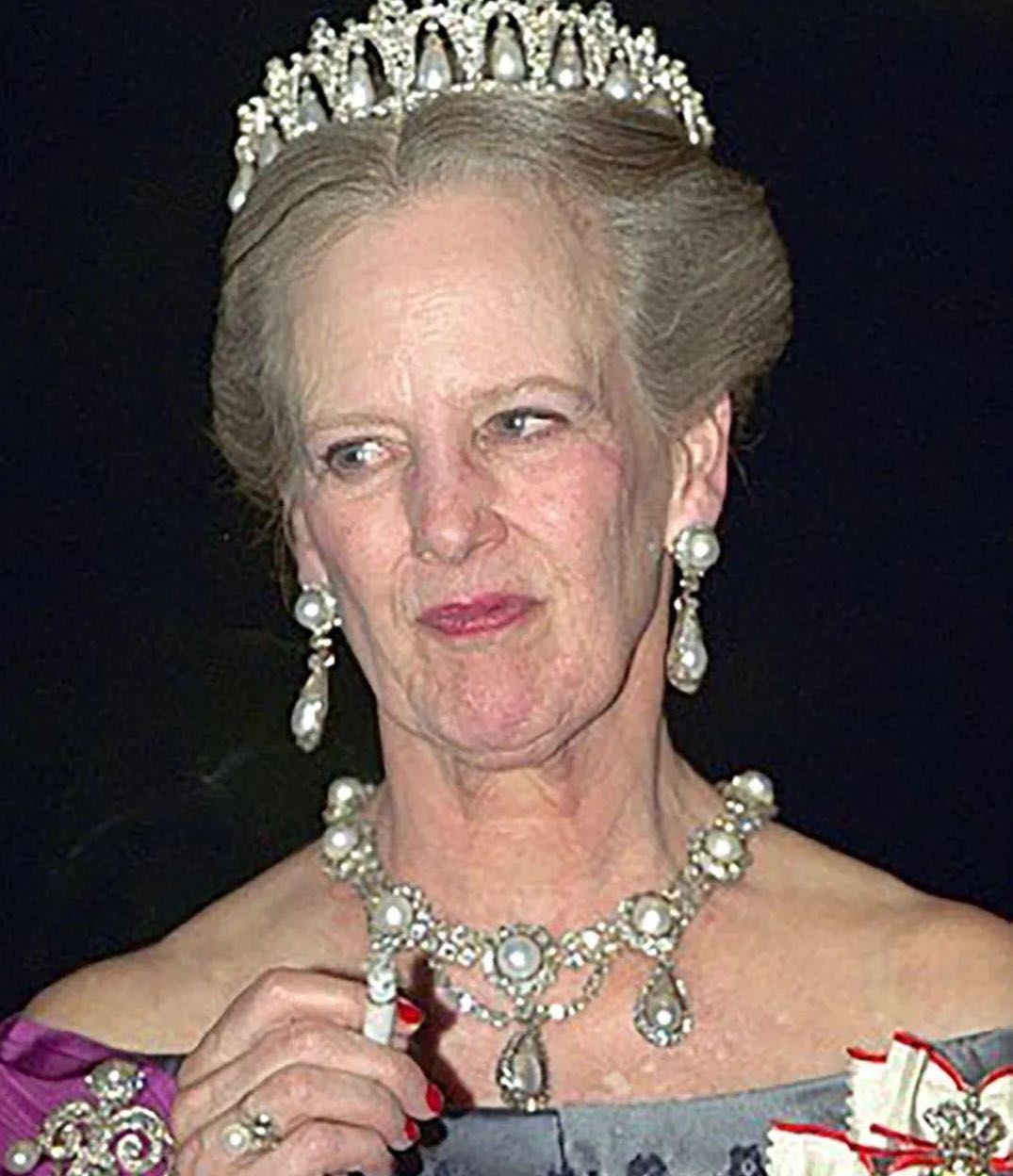 80岁丹麦女王太霸气,吞云吐雾的抽烟,还教会了带有中国血统的孙子!