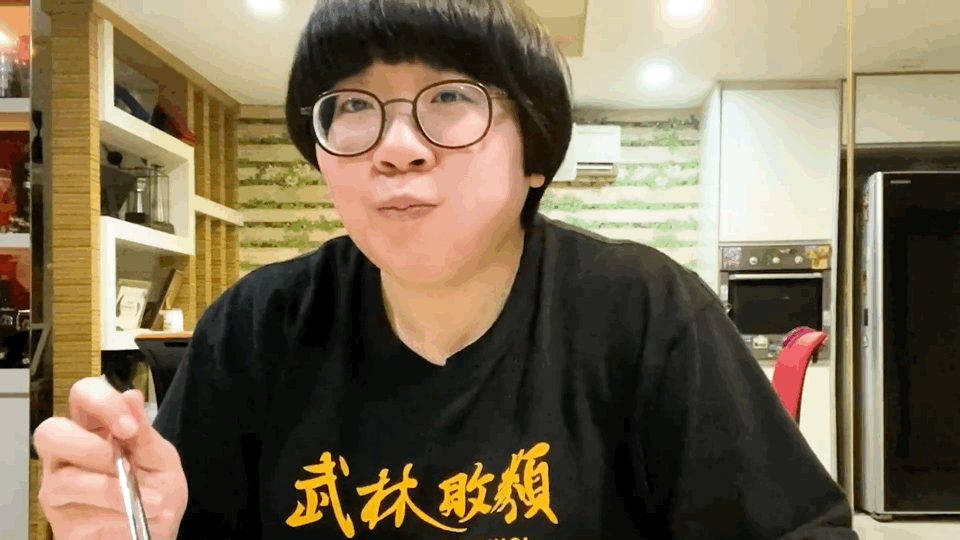 的水晶吊灯,复古中式的装修,很难想象这是一个91年女孩生活五年的家