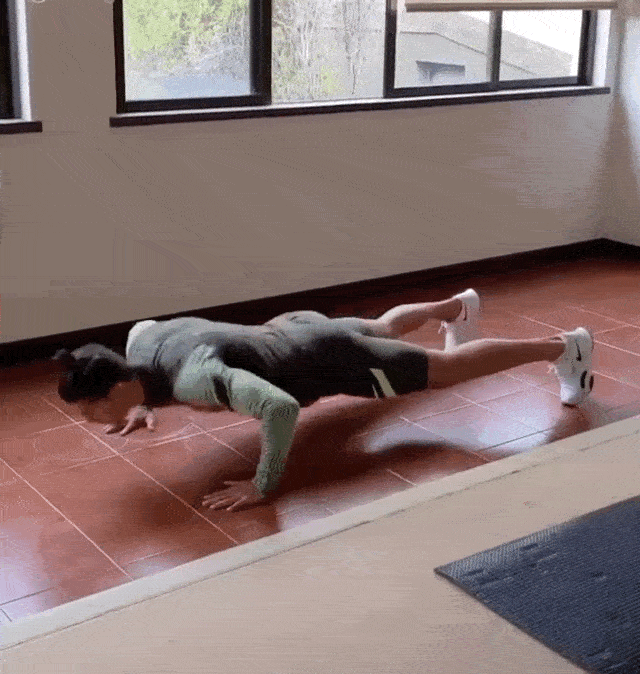 35岁c罗化身健身教练,亲自讲解示范健身动作