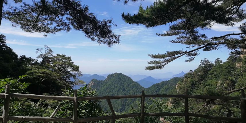 青峰之巅 山外之山,明堂山上步云端