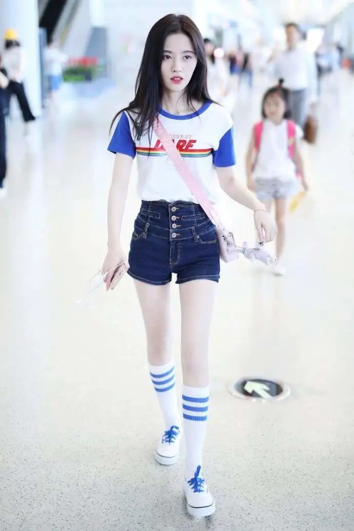 鞠婧祎休闲造型这么美,复古针织衫搭水洗牛仔裤,少女感挡不住