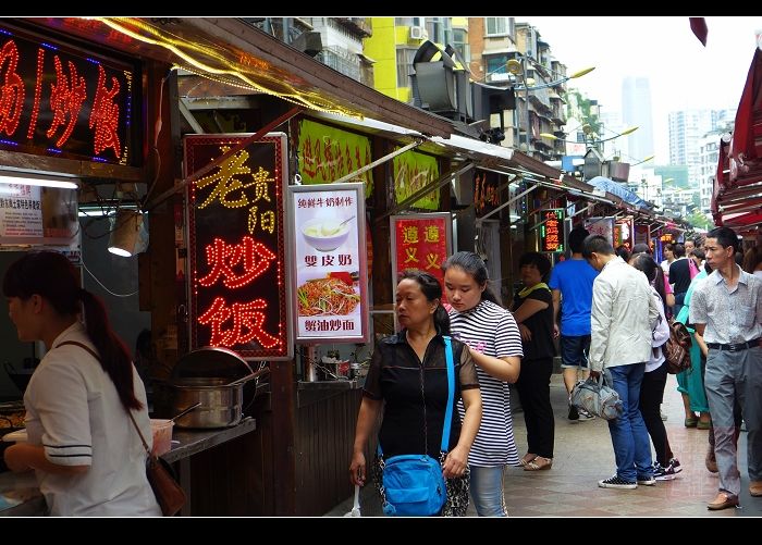 贵阳最热闹一条小吃街,这里可以吃到贵阳大部分特色美食