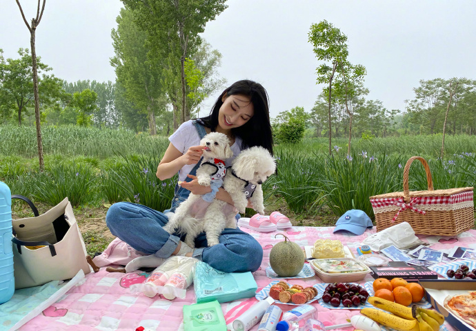 杨旭文与神秘美女一同回家,当街牵手搂肩还背对方