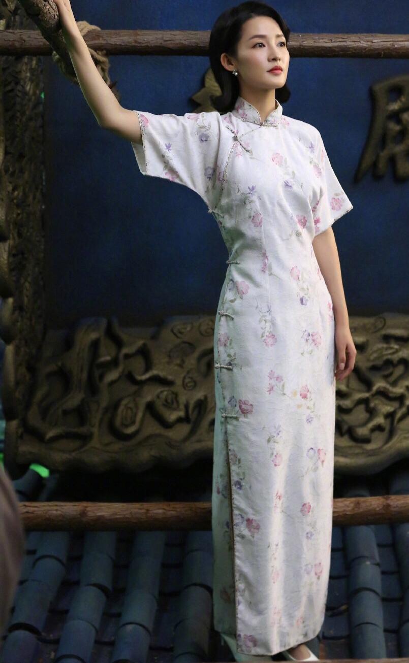 李沁真是又甜又飒,衬衣配a字裙秀小蛮腰,小白鞋也能穿