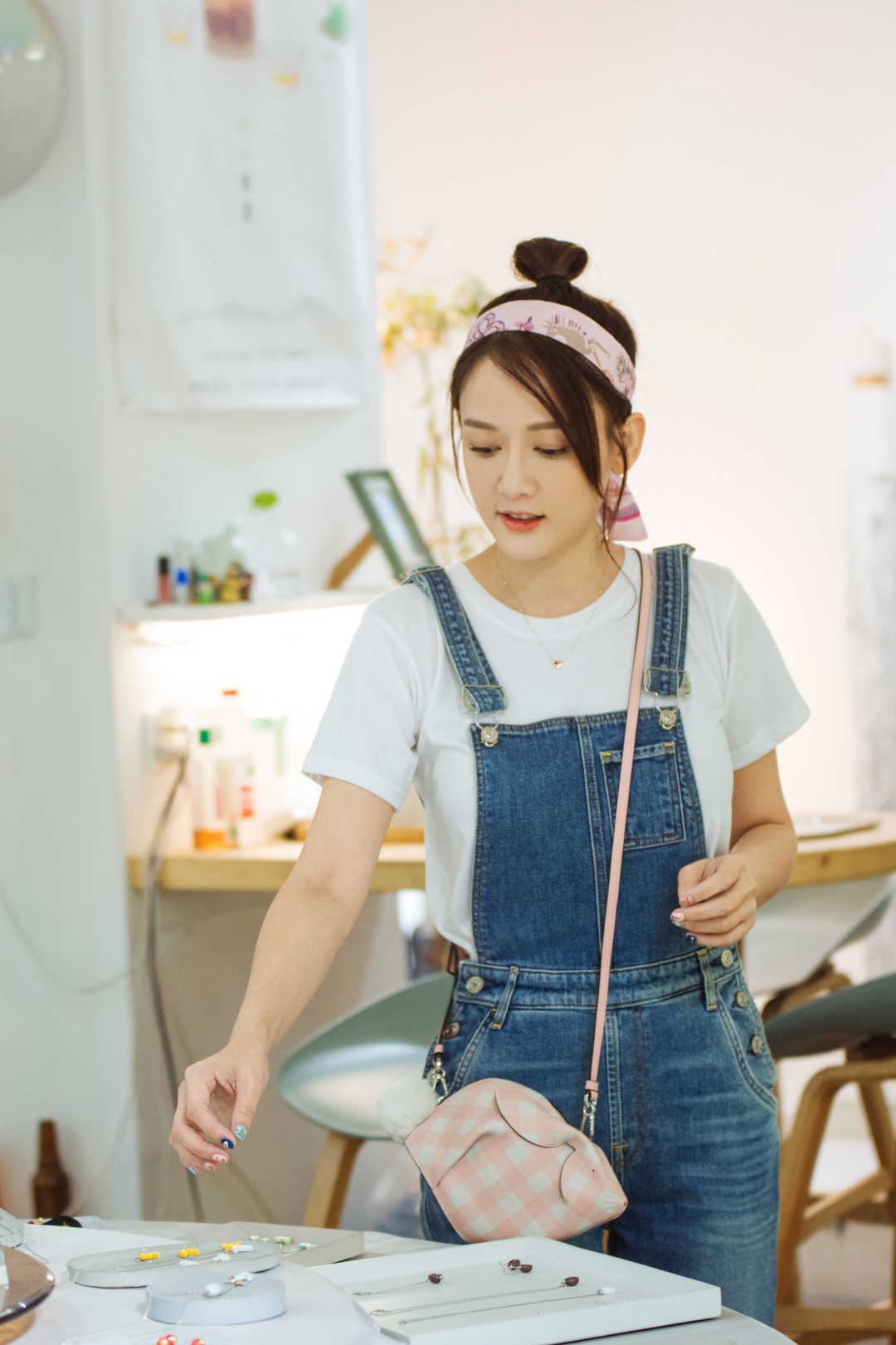 陈乔恩真是冻龄女神,扎丸子头发型搭配牛仔套装,少女感十足