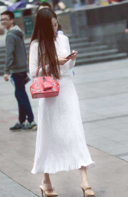 街拍:美女雪白长裙,优雅高贵,气质迷人