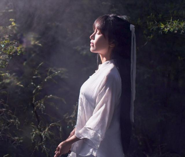 李子柒真实颜值曝光,面容普通"仙气"全无,外国网友心态崩了