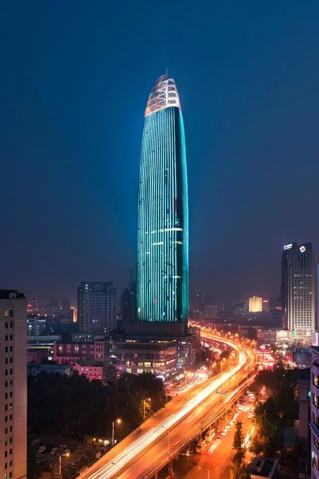 济南第一座超300米摩天楼——济南绿地中心,塔楼如喷涌的泉水