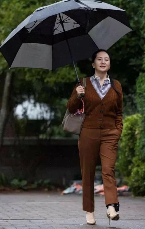 华为老总大女儿霸气侧漏,戴脚镣出门不卑不亢,小26岁妹妹自愧不如