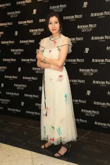 李嘉欣真是最美"阔太",穿白色无袖衣配吸烟裤,难掩豪门气质