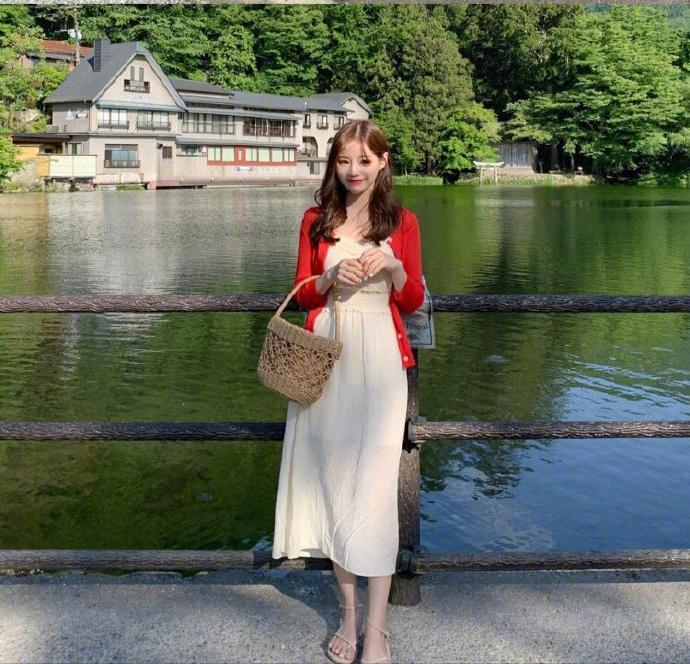 精致的女生,一定要有一条漂亮的连衣裙,时尚减龄又有品味