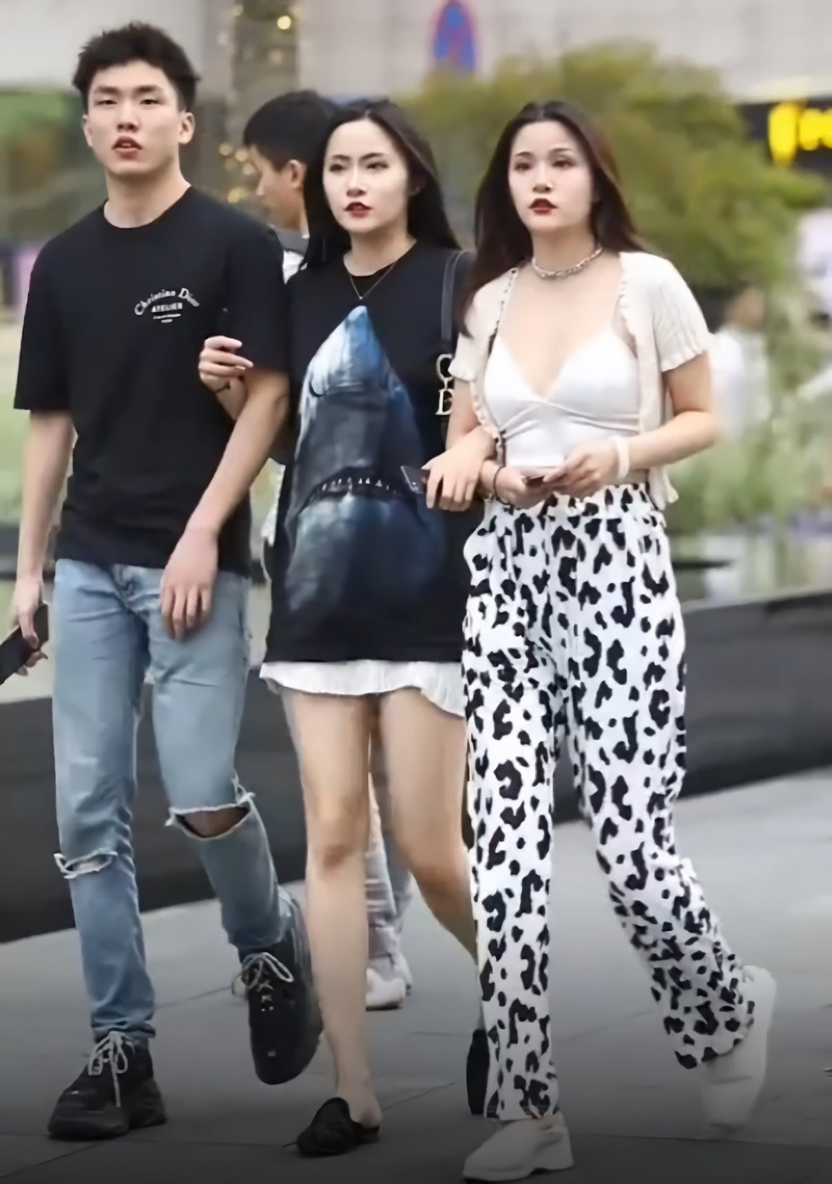 有种'三角恋'叫'上装和男友情侣装,下装和女友闺蜜装'