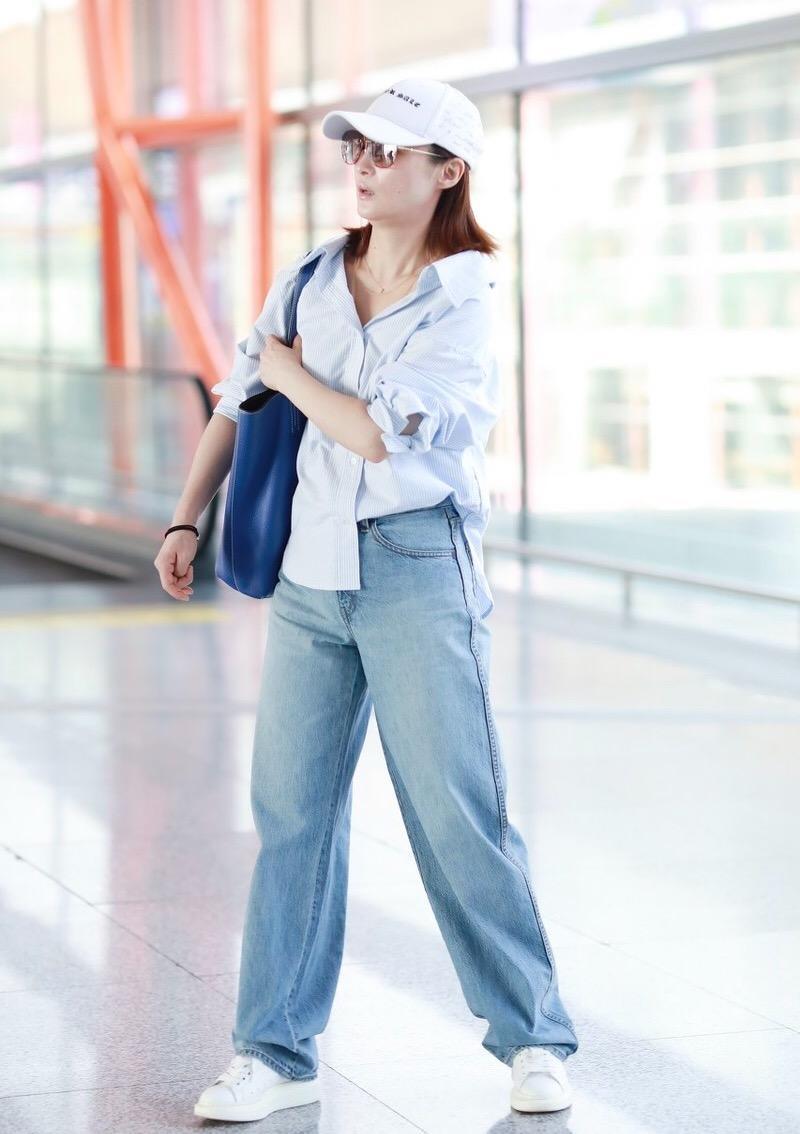 蒋勤勤的日常机场穿搭,衬衫搭配牛仔阔腿裤简约大气,减龄时髦