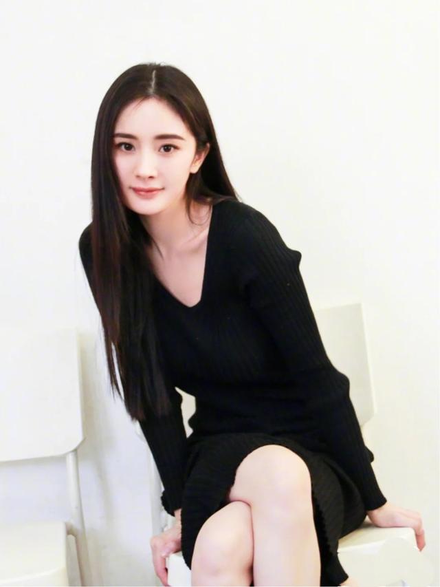 杨幂最新私服曝光,黑色针织长裙展现温柔一面,锁骨都能养鱼了