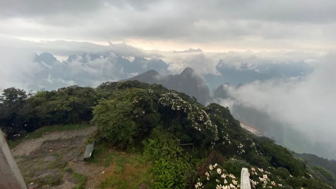 你登上圣堂山,是不是都是下雨天?