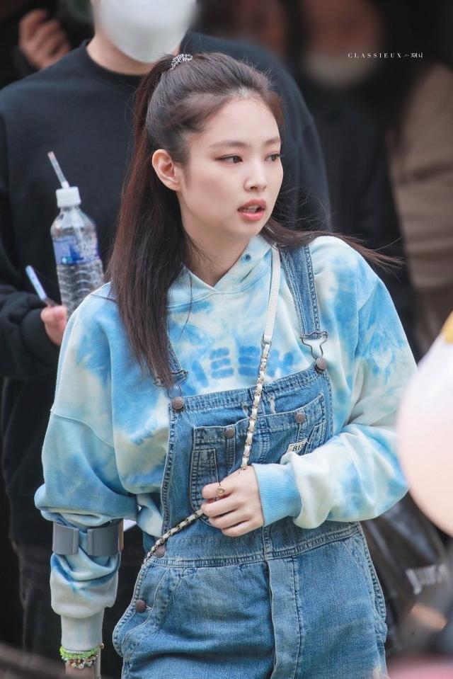 金智妮,blackpink,扎染,背带裤,半马尾