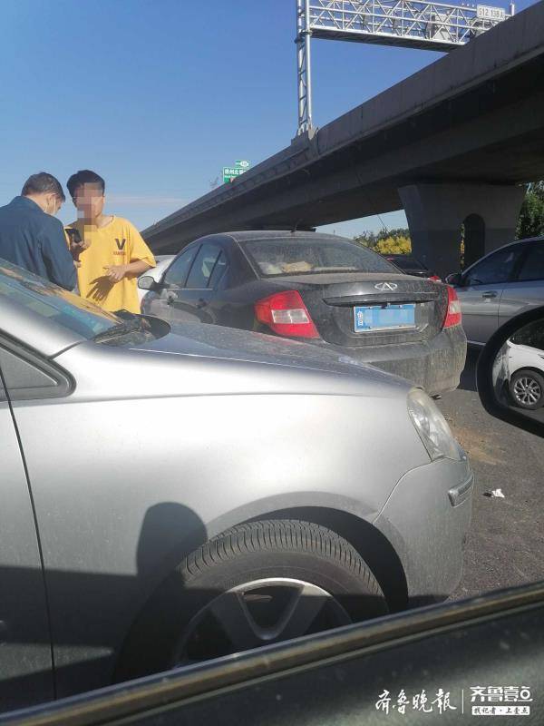 上班高峰,德州此路口发生多个小剐蹭,来往车辆注意安全