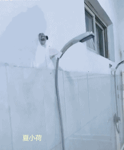 搞笑gif趣图:人生处处有惊喜,撞过玻璃门以后才完美!