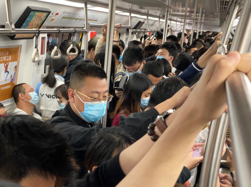 早高峰北京地铁内"前胸贴后背",多条线拥挤度超70%
