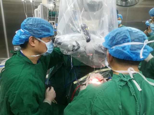开颅手术中,女患者突然醒来"手舞足蹈",医生却满意地笑了