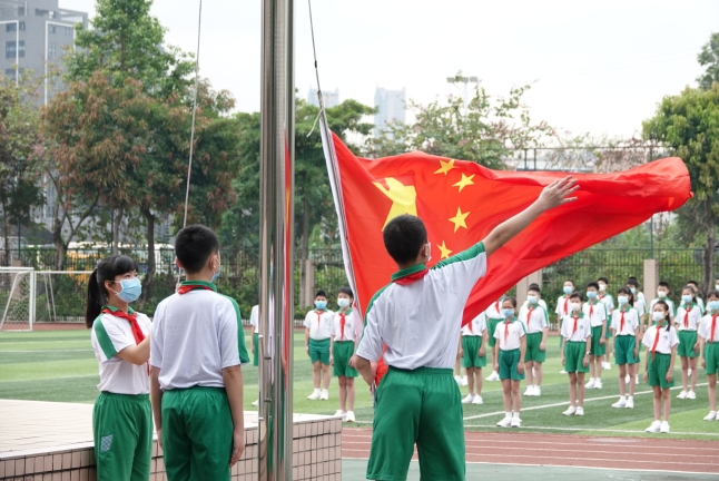 嘹亮的国歌声在校园响起,升旗仪式现在开始!