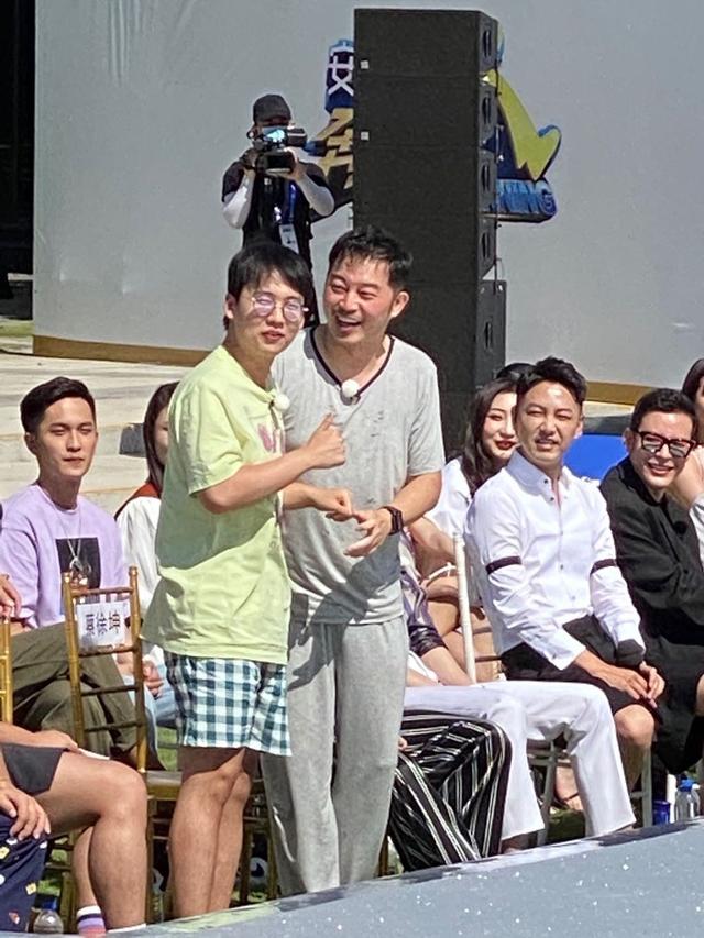 《奔跑吧》睡衣秀:蔡徐坤像王子,沙溢像搓澡大爷,何穗