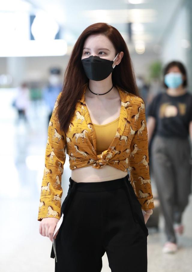 张萌穿衣真是越来越女团了,机场现身必须露腰,真有实力当c位