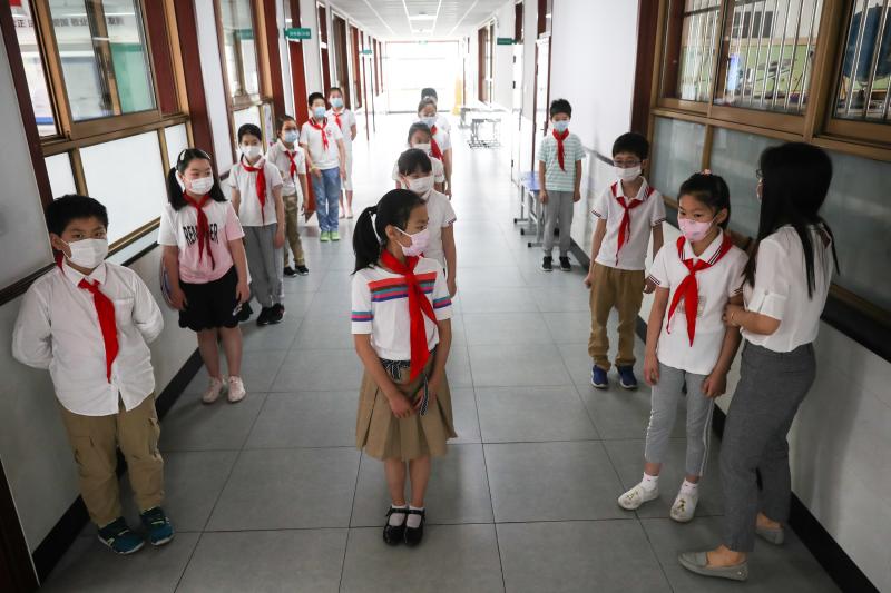 复课首日,上海杨浦小学连卫生间门口都有老师值守