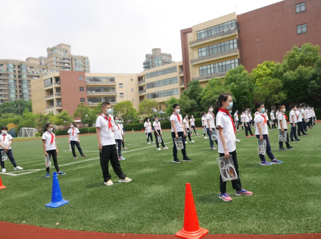 观澜小学的师生在操场上留下难忘的一刻.