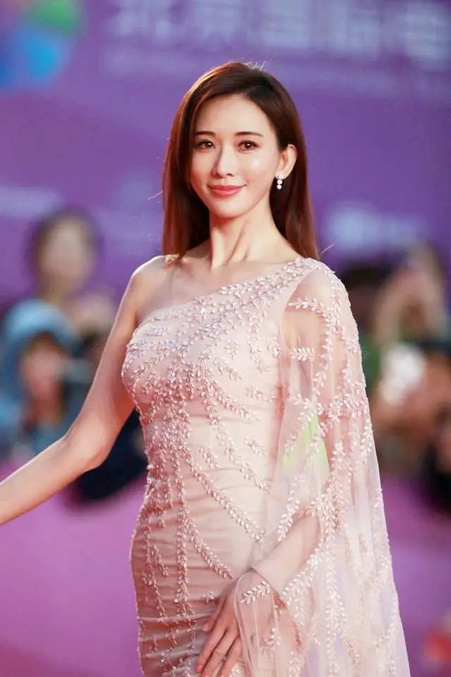 林志玲婚后真没变化,除了腰圆了一圈,穿白裙看着还是那么清纯!