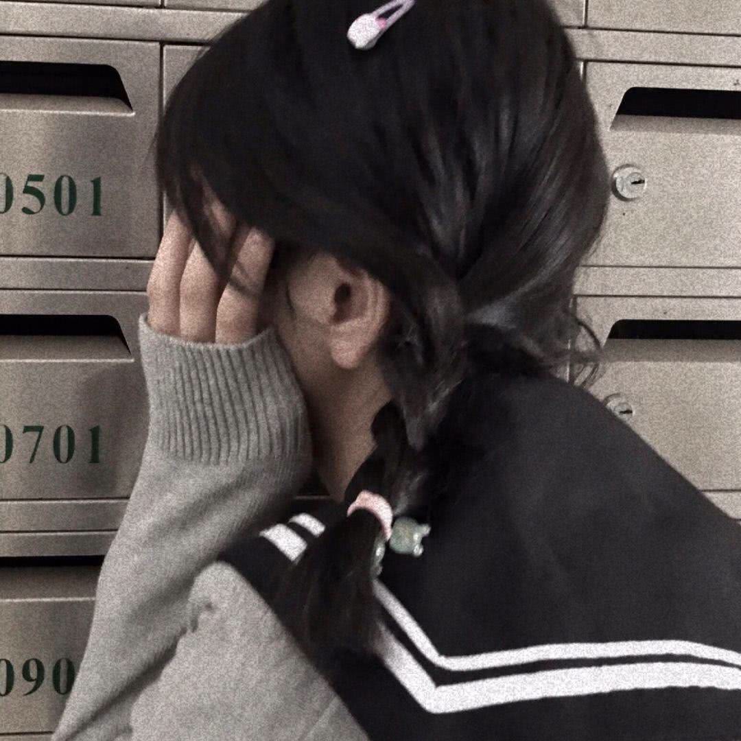 不露脸女生头像:你崩溃到凌晨四点半,他睡到八点自然醒!