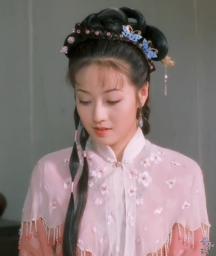 马伊琍离婚后终于换发型，接回长发美到认不出，嫩成20岁大学生
