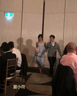 搞笑gif趣图:新郎这个求婚姿势,让新娘子无法拒绝啊!