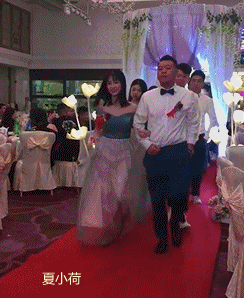 搞笑gif趣图:新郎这个求婚姿势,让新娘子无法拒绝啊!