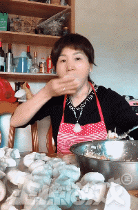 正惊gif:强大的身体!小哥胸部力量惊人,做到普通人都做不来的事