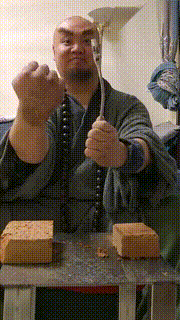 正惊gif:强大的身体!小哥胸部力量惊人,做到普通人都做不来的事