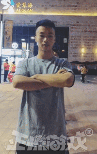 正惊gif:强大的身体!小哥胸部力量惊人,做到普通人都做不来的事