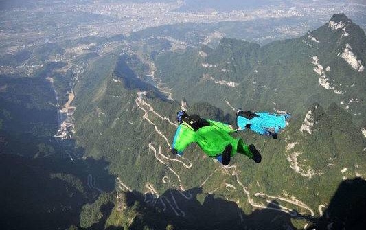 还原翼装飞行女孩的最后19秒,4个谜团仍待解:降落伞能