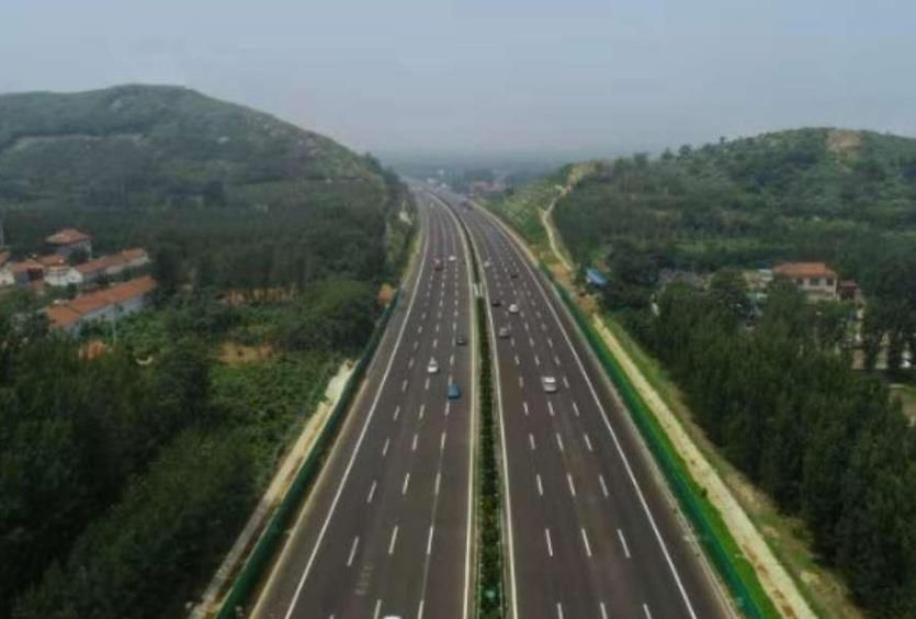 山东最繁忙的一条高速公路,连接两大城市,曾经让山东的路出名了