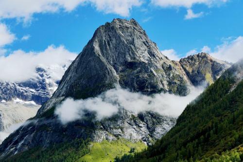 我国不该被"遗忘"的山,是四川第二高峰,高达6250米,按