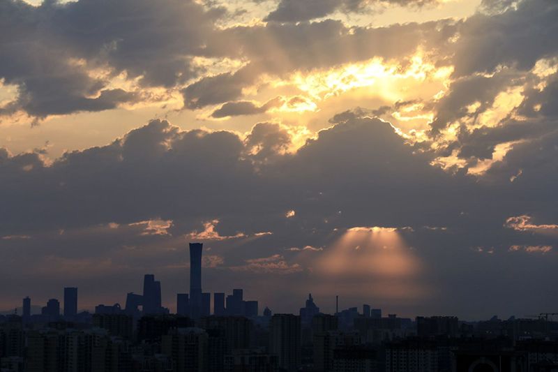 北京日出 天空现万丈霞光