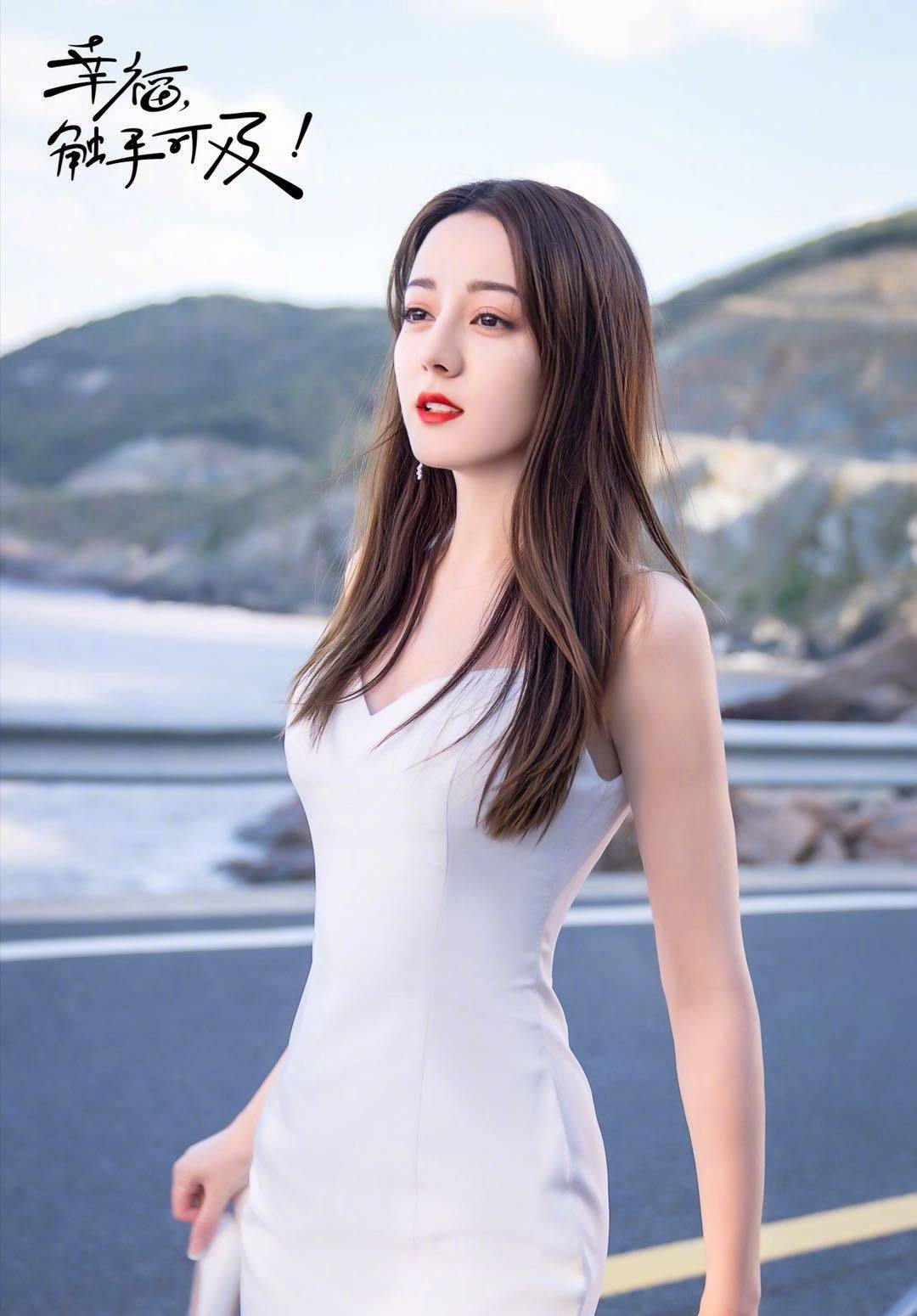 迪丽热巴新剧造型太美了,一袭白色鱼尾婚纱裙,惊艳众人!
