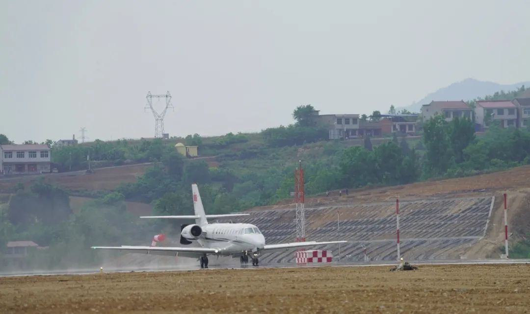 随着中国民用航空校验飞行中心的校验飞机在安康富强机场成功着陆
