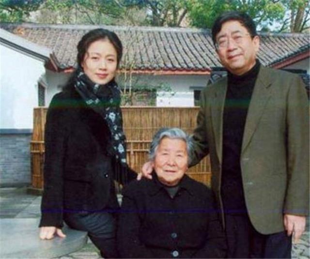 李红为余秋雨付出14年,却败给了戏子,无奈独自为女儿撑起一片天