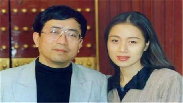 李红为余秋雨付出14年,却败给了戏子,无奈独自为女儿撑起一片天