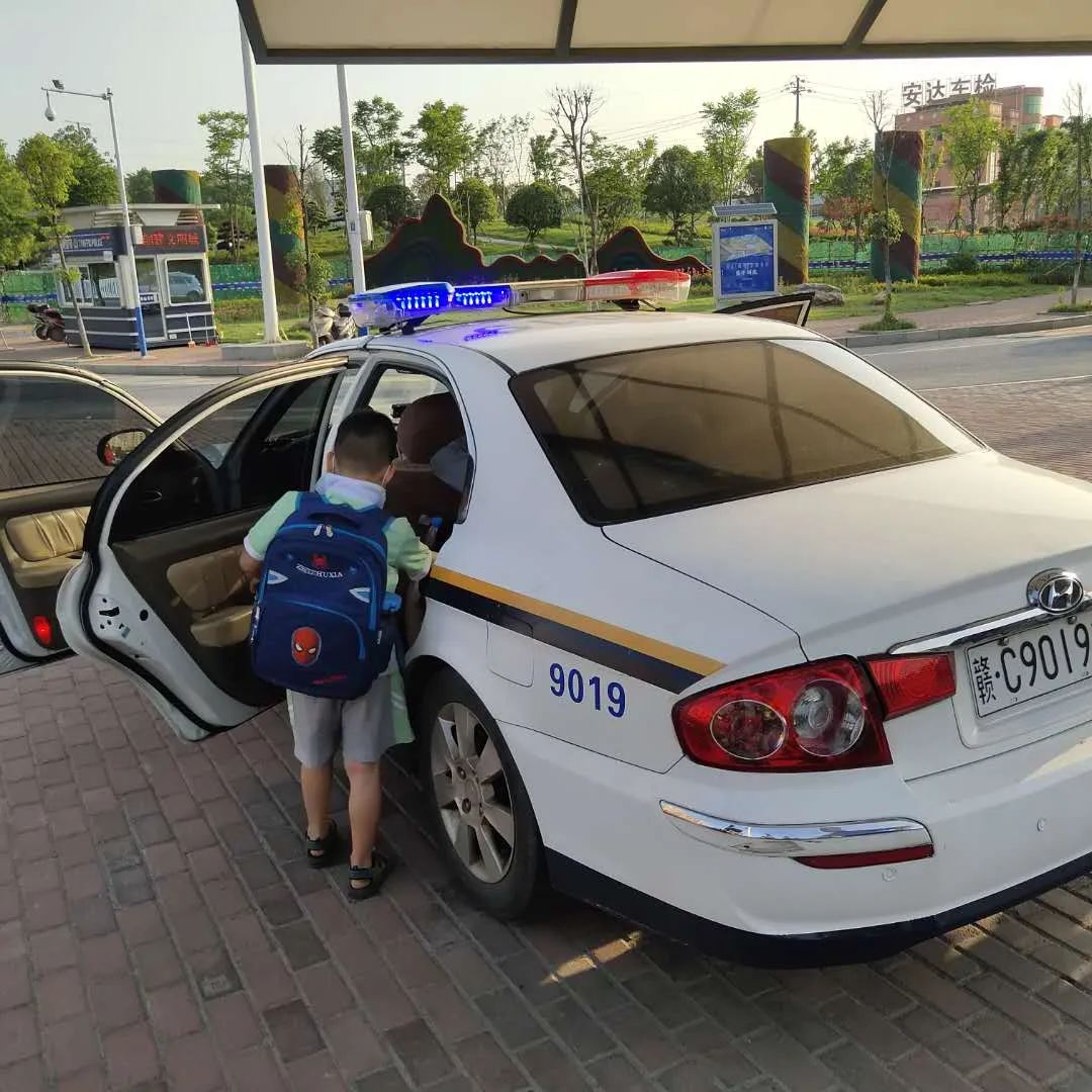 【网格联勤警务】学生坐错公交迷路 交警用警车送回家