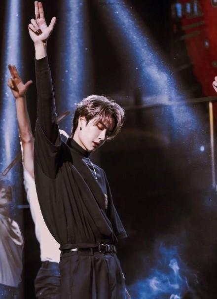 王一博录制街舞3 机场全程被围堵 无奈低头躲保镖身后