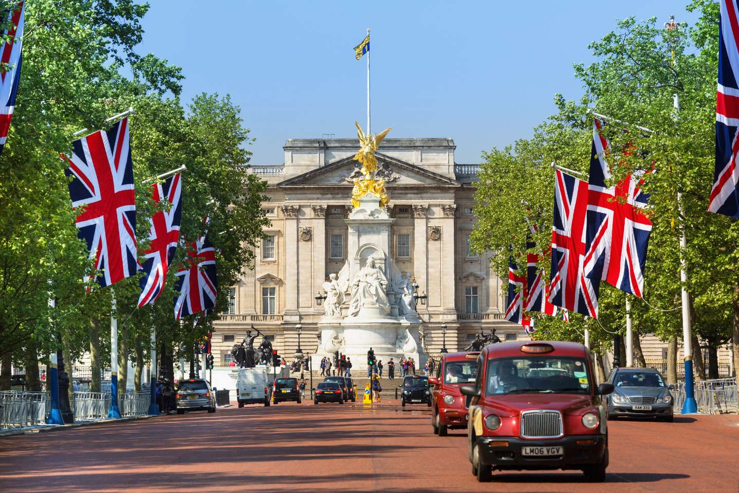 英国在疫情期间实施封锁政策,或让女王损失价值超1.5亿人民币