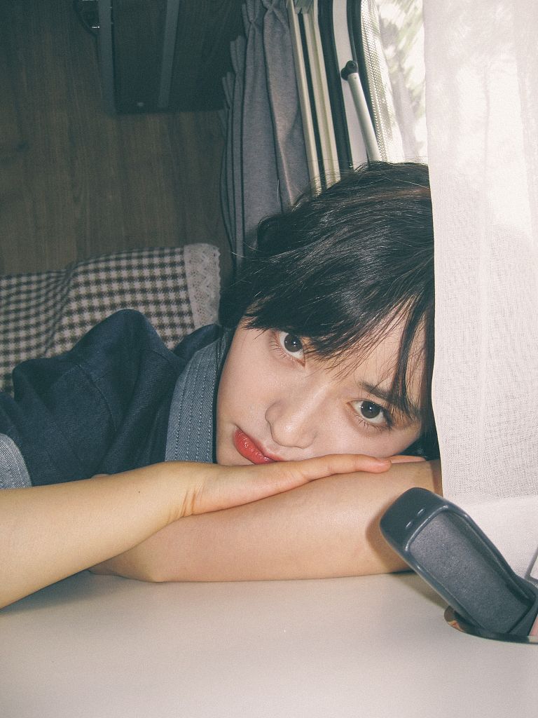 沈月拍写真"恰苹果"甜美又俏皮 扎双丸子头演绎日式小